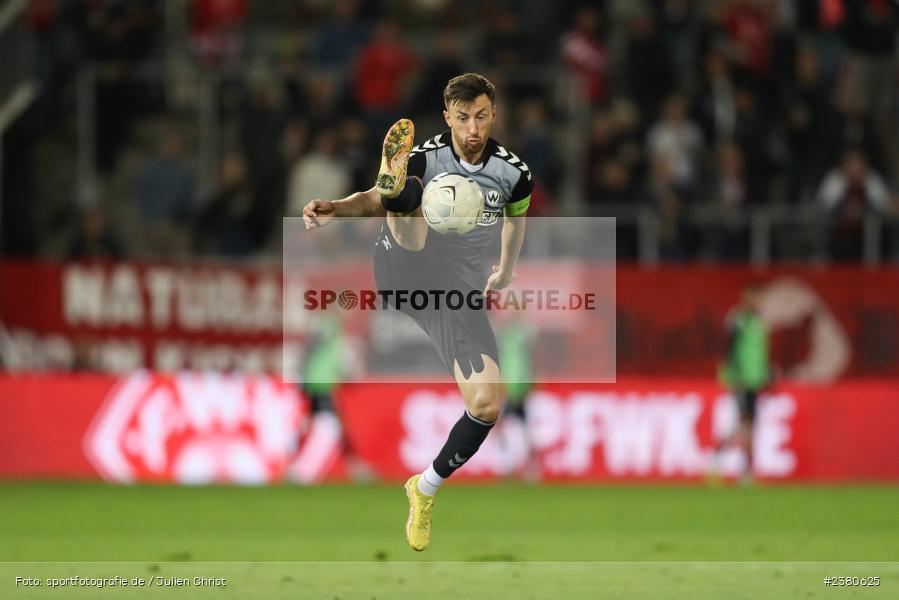 Christoph Schulz, sport, action, Würzburg, Saison 2023/2024, SVW, SV Wacker Burghausen, Regionalliga Bayern, Fussball, FWK, FC Würzburger Kickers, BFV, AKON Arena, 22.09.2023, 11. Spieltag - Bild-ID: 2380625