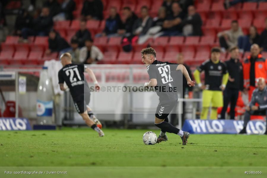 Denis Ade, sport, action, Würzburg, Saison 2023/2024, SVW, SV Wacker Burghausen, Regionalliga Bayern, Fussball, FWK, FC Würzburger Kickers, BFV, AKON Arena, 22.09.2023, 11. Spieltag - Bild-ID: 2380656