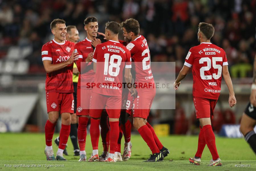 Team, Benjika Caciel, sport, action, Würzburg, Saison 2023/2024, SVW, SV Wacker Burghausen, Regionalliga Bayern, Fussball, FWK, FC Würzburger Kickers, BFV, AKON Arena, 22.09.2023, 11. Spieltag - Bild-ID: 2380674