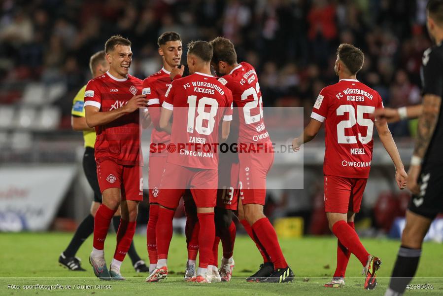 Team, Benjika Caciel, sport, action, Würzburg, Saison 2023/2024, SVW, SV Wacker Burghausen, Regionalliga Bayern, Fussball, FWK, FC Würzburger Kickers, BFV, AKON Arena, 22.09.2023, 11. Spieltag - Bild-ID: 2380676