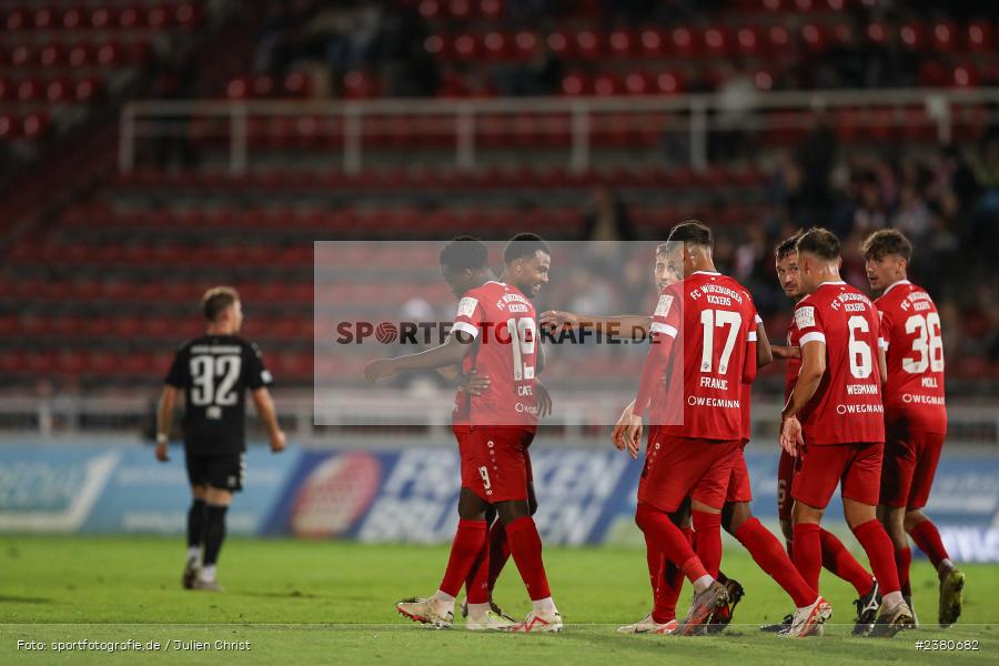 Team, Benjika Caciel, sport, action, Würzburg, Saison 2023/2024, SVW, SV Wacker Burghausen, Regionalliga Bayern, Fussball, FWK, FC Würzburger Kickers, BFV, AKON Arena, 22.09.2023, 11. Spieltag - Bild-ID: 2380682
