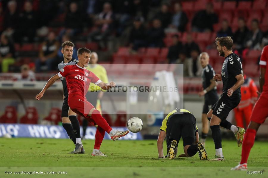 Maximilian Zaiser, sport, action, Würzburg, Saison 2023/2024, SVW, SV Wacker Burghausen, Regionalliga Bayern, Fussball, FWK, FC Würzburger Kickers, BFV, AKON Arena, 22.09.2023, 11. Spieltag - Bild-ID: 2380715