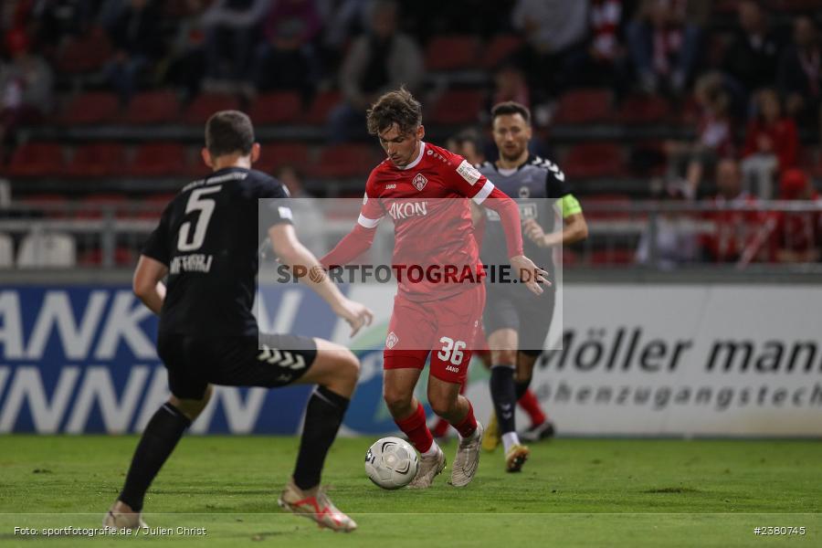 Pascal Moll, sport, action, Würzburg, Saison 2023/2024, SVW, SV Wacker Burghausen, Regionalliga Bayern, Fussball, FWK, FC Würzburger Kickers, BFV, AKON Arena, 22.09.2023, 11. Spieltag - Bild-ID: 2380745