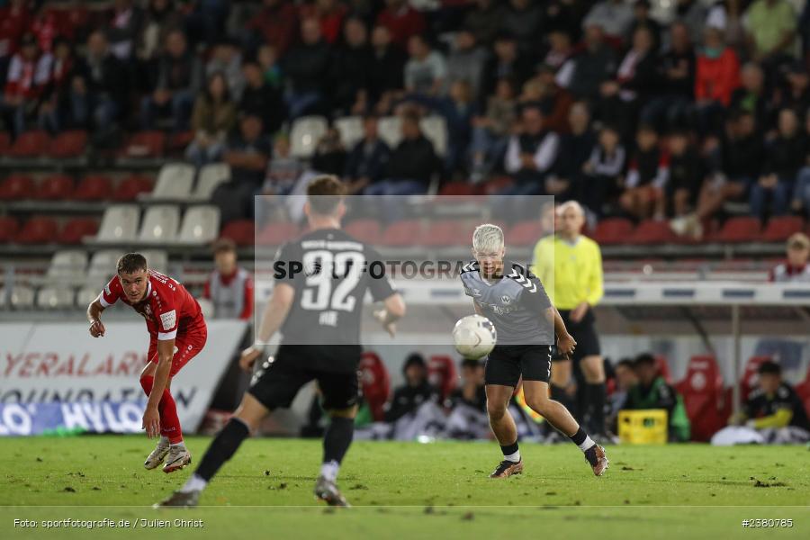 Luca Schmitzberger, sport, action, Würzburg, Saison 2023/2024, SVW, SV Wacker Burghausen, Regionalliga Bayern, Fussball, FWK, FC Würzburger Kickers, BFV, AKON Arena, 22.09.2023, 11. Spieltag - Bild-ID: 2380785