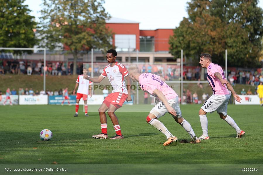 Vincent Manuba, NGN-Arena, Aubstadt, 30.09.2023, sport, action, BFV, Saison 2023/2024, Fussball, Regionalliga Bayern, 12. Spieltag, FCB, AUB, FC Bayern München II, TSV Aubstadt - Bild-ID: 2382296