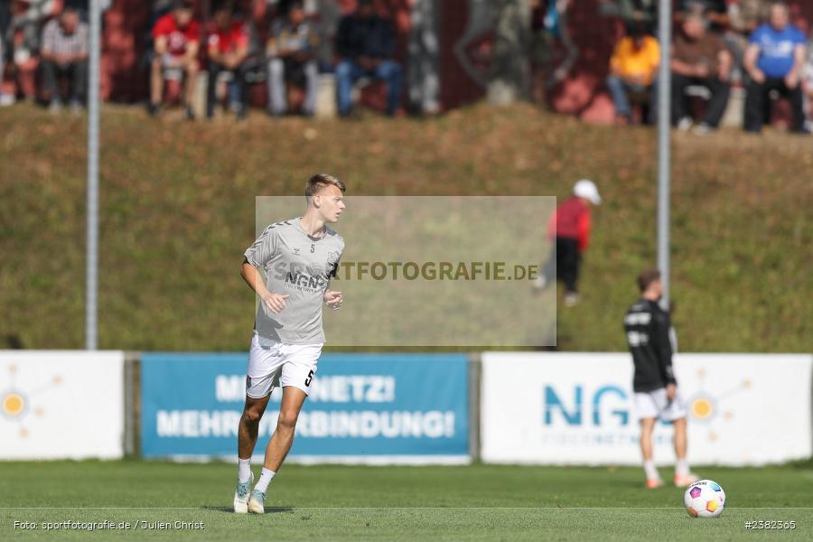 Nicolas Reinhart, sport, action, TSV Aubstadt, Saison 2023/2024, Regionalliga Bayern, NGN-Arena, Fussball, FCB, FC Bayern München II, BFV, Aubstadt, AUB, 30.09.2023, 12. Spieltag - Bild-ID: 2382365