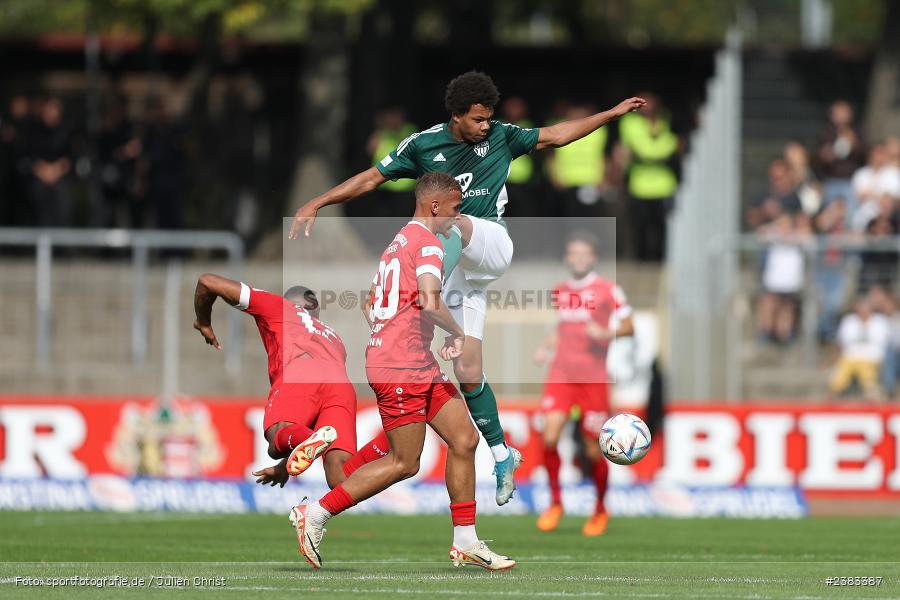 Benyas Solomon Junge-Abiol, Sachs Stadion, Schweinfurt, 04.10.2023, sport, action, BFV, Saison 2023/2024, Fussball, 13. Spieltag, Regionalliga Bayern, FWK, FCS, FC Würzburger Kickers, 1. FC Schweinfurt 1905 - Bild-ID: 2383387