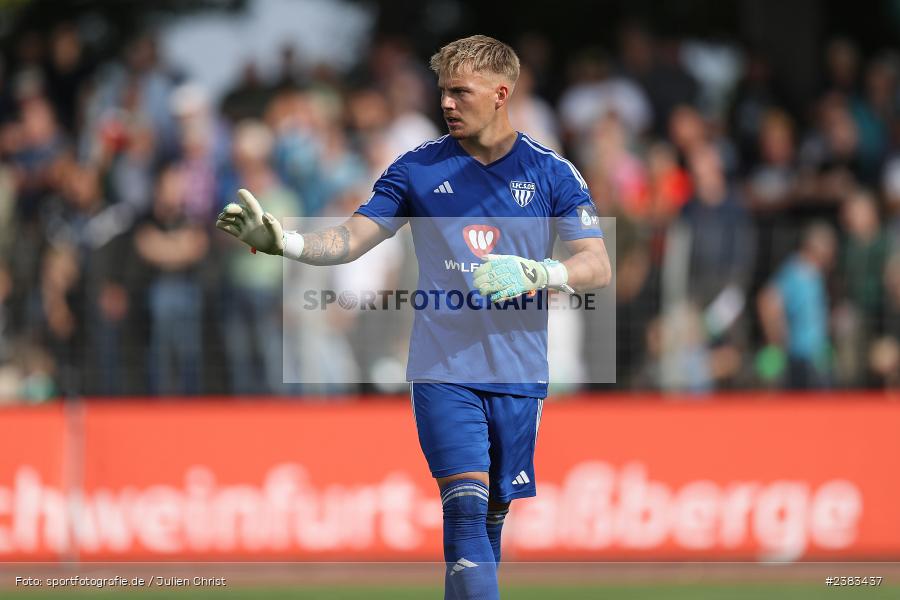 Lukas Wenzel, Sachs Stadion, Schweinfurt, 04.10.2023, sport, action, BFV, Saison 2023/2024, Fussball, 13. Spieltag, Regionalliga Bayern, FWK, FCS, FC Würzburger Kickers, 1. FC Schweinfurt 1905 - Bild-ID: 2383437