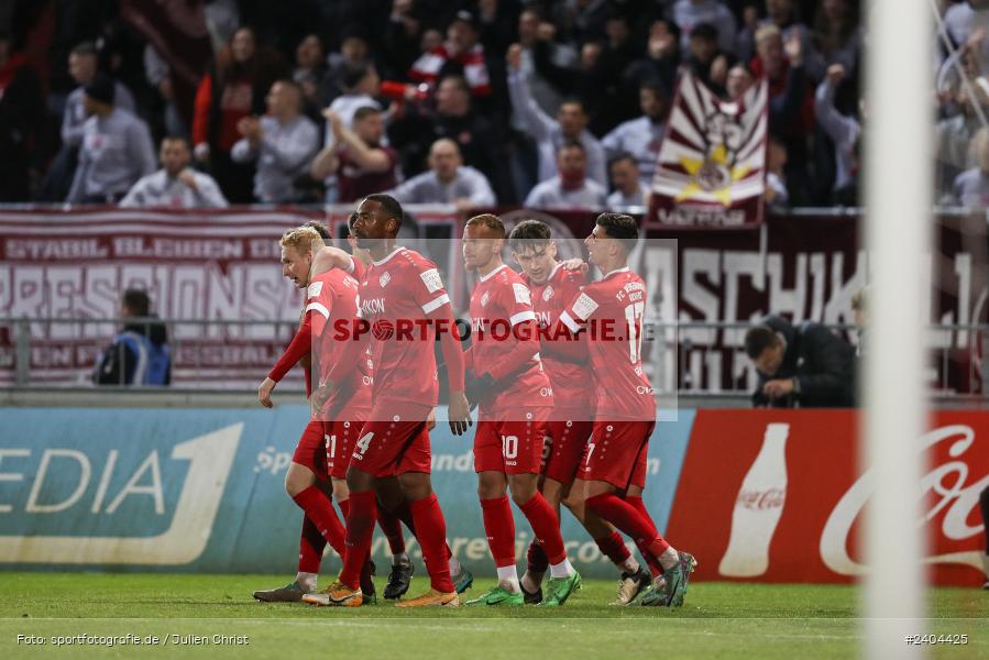 AKON Arena, Würzburg, 20.04.2024, sport, action, BFV, Fussball, April 2024, 30. Spieltag, Regionalliga Bayern, 1. FC Schweinfurt 1905, FC Würzburger Kickers - Bild-ID: 2404425