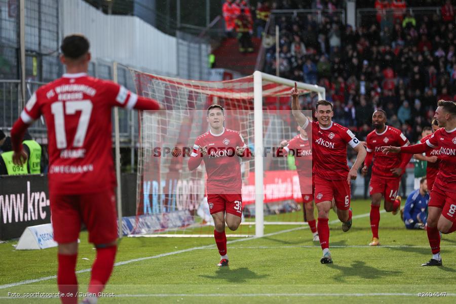 AKON Arena, Würzburg, 20.04.2024, sport, action, BFV, Fussball, April 2024, 30. Spieltag, Regionalliga Bayern, 1. FC Schweinfurt 1905, FC Würzburger Kickers - Bild-ID: 2404547