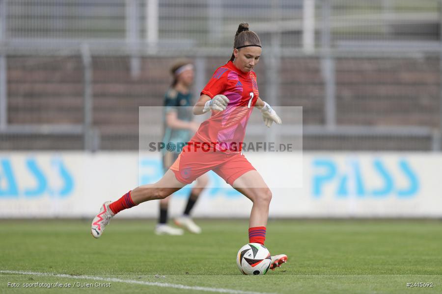 sport, action, Womens U16, USA, Stadion am Schönbusch, Länderspiel, Juniorinnen, GER, Fussball, Deutschland, DFB, Aschaffenburg, 11.06.2024 - Bild-ID: 2415692