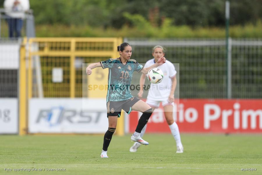 sport, action, Womens U16, USA, Stadion am Schönbusch, Länderspiel, Juniorinnen, GER, Fussball, Deutschland, DFB, Aschaffenburg, 11.06.2024 - Bild-ID: 2415819 sport, action, Womens U16, USA, Stadion am Schönbusch, Länderspiel, Juniorinnen, GER, Fussball, Deutschland, DFB, Aschaffenburg, 11.06.2024 - Bild-ID: 2415819
