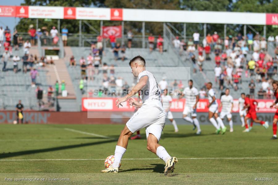 AKON Arena, Würzburg, 24.08.2024, sport, action, BFV, Fussball, 6. Spieltag, Regionalliga Bayern, FCB, FWK, FC Bayern München II, FC Würzburger Kickers - Bild-ID: 2430825