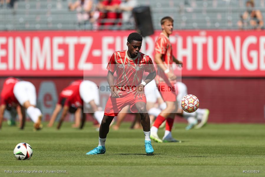 AKON Arena, Würzburg, 24.08.2024, sport, action, BFV, Fussball, 6. Spieltag, Regionalliga Bayern, FCB, FWK, FC Bayern München II, FC Würzburger Kickers - Bild-ID: 2430829