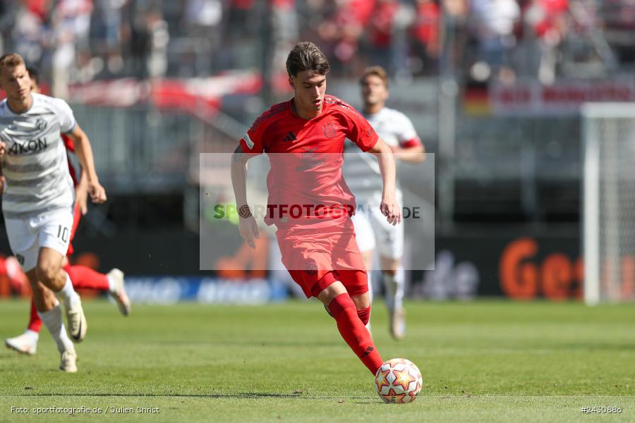 AKON Arena, Würzburg, 24.08.2024, sport, action, BFV, Fussball, 6. Spieltag, Regionalliga Bayern, FCB, FWK, FC Bayern München II, FC Würzburger Kickers - Bild-ID: 2430886