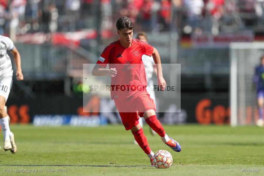 AKON Arena, Würzburg, 24.08.2024, sport, action, BFV, Fussball, 6. Spieltag, Regionalliga Bayern, FCB, FWK, FC Bayern München II, FC Würzburger Kickers - Bild-ID: 2430888
