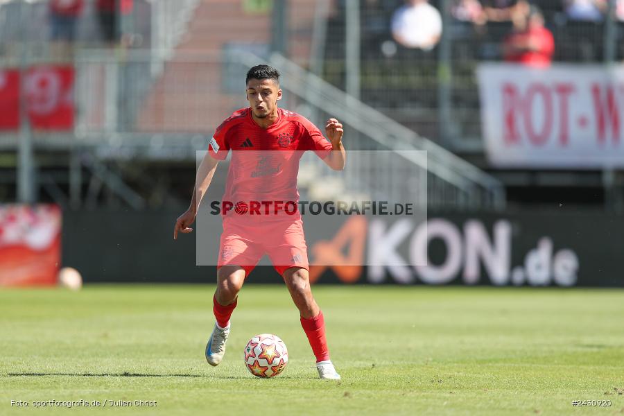 AKON Arena, Würzburg, 24.08.2024, sport, action, BFV, Fussball, 6. Spieltag, Regionalliga Bayern, FCB, FWK, FC Bayern München II, FC Würzburger Kickers - Bild-ID: 2430920