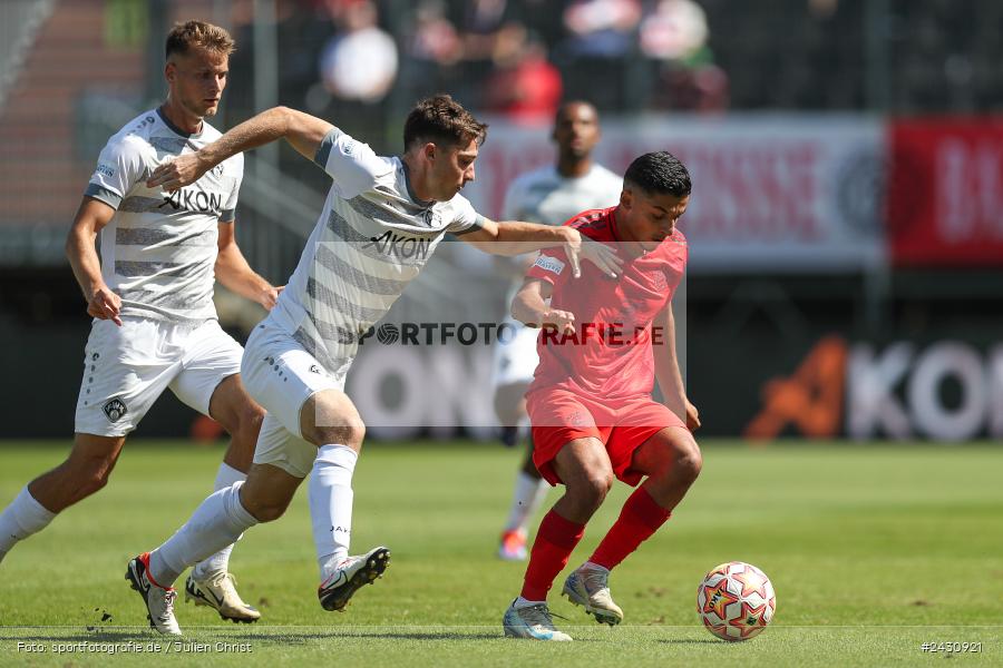 AKON Arena, Würzburg, 24.08.2024, sport, action, BFV, Fussball, 6. Spieltag, Regionalliga Bayern, FCB, FWK, FC Bayern München II, FC Würzburger Kickers - Bild-ID: 2430921