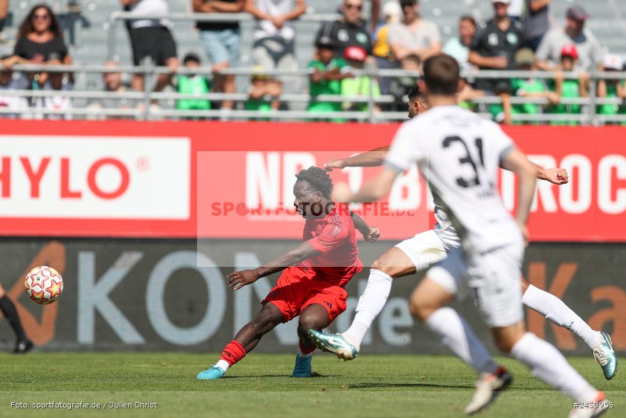 AKON Arena, Würzburg, 24.08.2024, sport, action, BFV, Fussball, 6. Spieltag, Regionalliga Bayern, FCB, FWK, FC Bayern München II, FC Würzburger Kickers - Bild-ID: 2430953