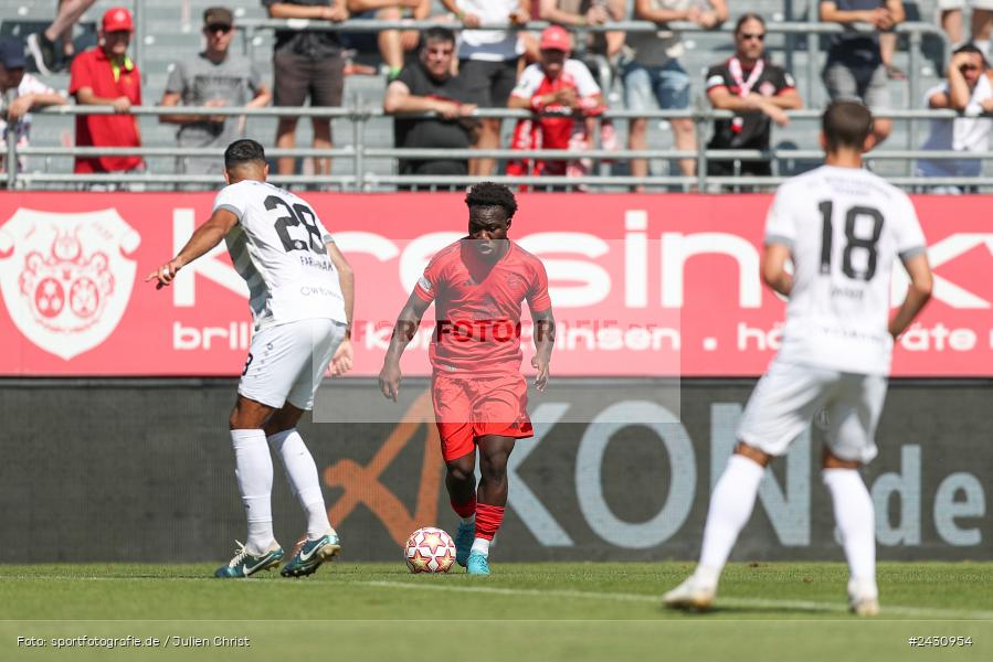 AKON Arena, Würzburg, 24.08.2024, sport, action, BFV, Fussball, 6. Spieltag, Regionalliga Bayern, FCB, FWK, FC Bayern München II, FC Würzburger Kickers - Bild-ID: 2430954