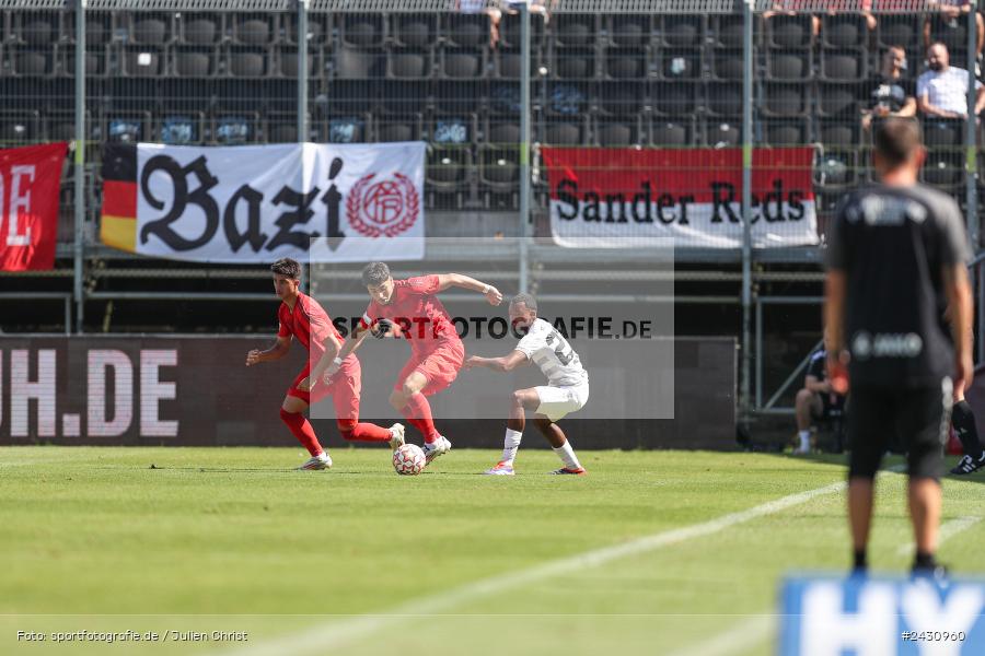 AKON Arena, Würzburg, 24.08.2024, sport, action, BFV, Fussball, 6. Spieltag, Regionalliga Bayern, FCB, FWK, FC Bayern München II, FC Würzburger Kickers - Bild-ID: 2430960