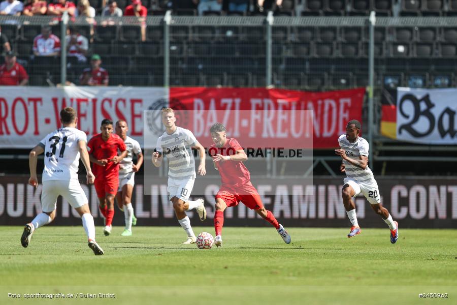 AKON Arena, Würzburg, 24.08.2024, sport, action, BFV, Fussball, 6. Spieltag, Regionalliga Bayern, FCB, FWK, FC Bayern München II, FC Würzburger Kickers - Bild-ID: 2430962