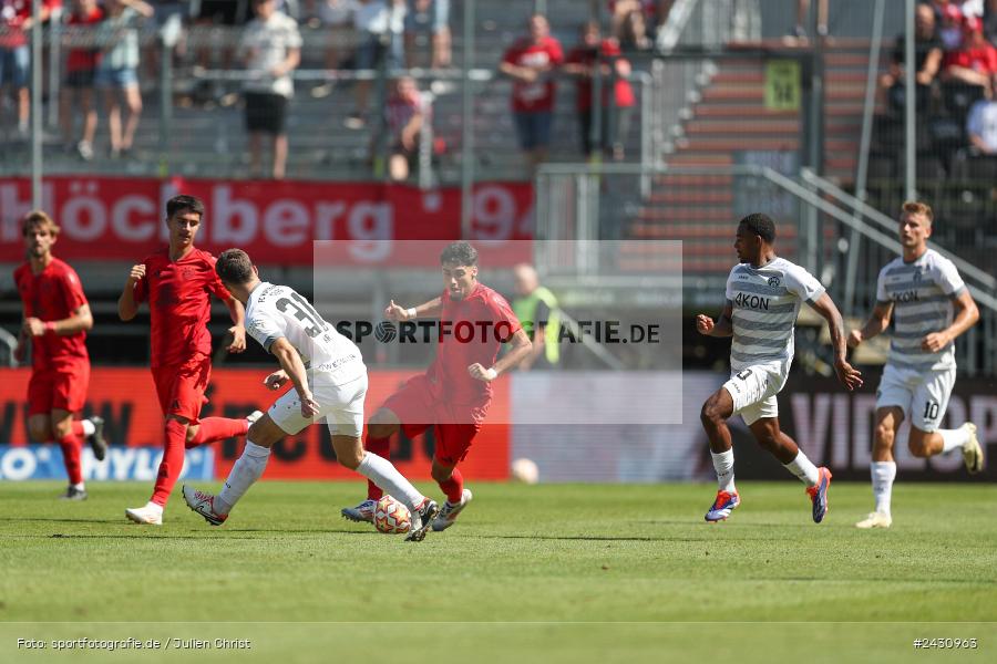 AKON Arena, Würzburg, 24.08.2024, sport, action, BFV, Fussball, 6. Spieltag, Regionalliga Bayern, FCB, FWK, FC Bayern München II, FC Würzburger Kickers - Bild-ID: 2430963