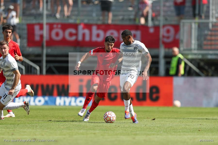 AKON Arena, Würzburg, 24.08.2024, sport, action, BFV, Fussball, 6. Spieltag, Regionalliga Bayern, FCB, FWK, FC Bayern München II, FC Würzburger Kickers - Bild-ID: 2430964