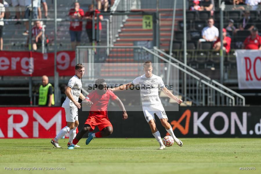 AKON Arena, Würzburg, 24.08.2024, sport, action, BFV, Fussball, 6. Spieltag, Regionalliga Bayern, FCB, FWK, FC Bayern München II, FC Würzburger Kickers - Bild-ID: 2430976