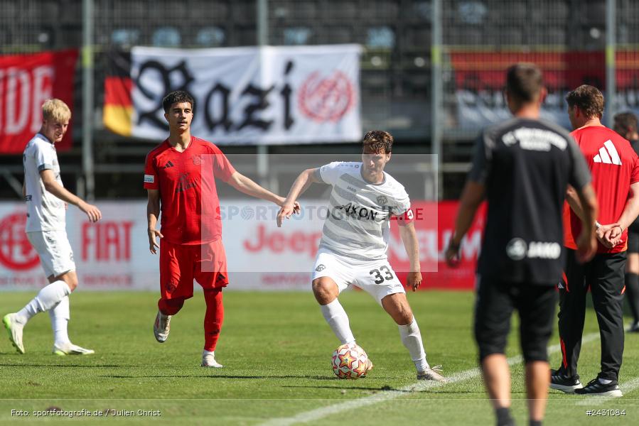 AKON Arena, Würzburg, 24.08.2024, sport, action, BFV, Fussball, 6. Spieltag, Regionalliga Bayern, FCB, FWK, FC Bayern München II, FC Würzburger Kickers - Bild-ID: 2431084