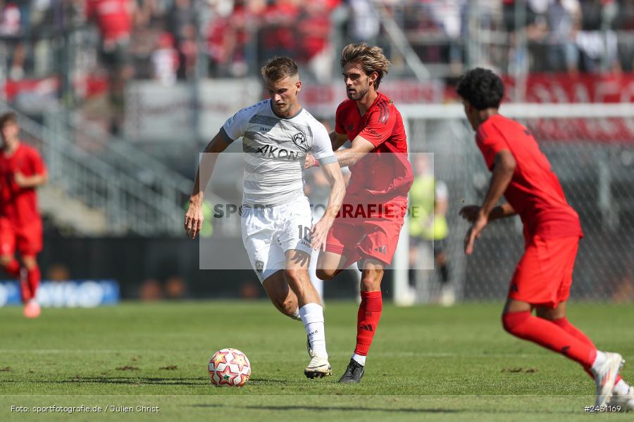 AKON Arena, Würzburg, 24.08.2024, sport, action, BFV, Fussball, 6. Spieltag, Regionalliga Bayern, FCB, FWK, FC Bayern München II, FC Würzburger Kickers - Bild-ID: 2431169