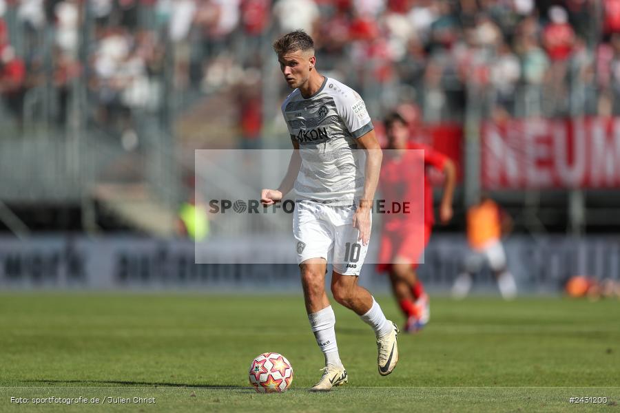 AKON Arena, Würzburg, 24.08.2024, sport, action, BFV, Fussball, 6. Spieltag, Regionalliga Bayern, FCB, FWK, FC Bayern München II, FC Würzburger Kickers - Bild-ID: 2431200