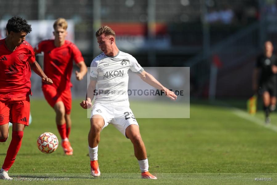 AKON Arena, Würzburg, 24.08.2024, sport, action, BFV, Fussball, 6. Spieltag, Regionalliga Bayern, FCB, FWK, FC Bayern München II, FC Würzburger Kickers - Bild-ID: 2431225