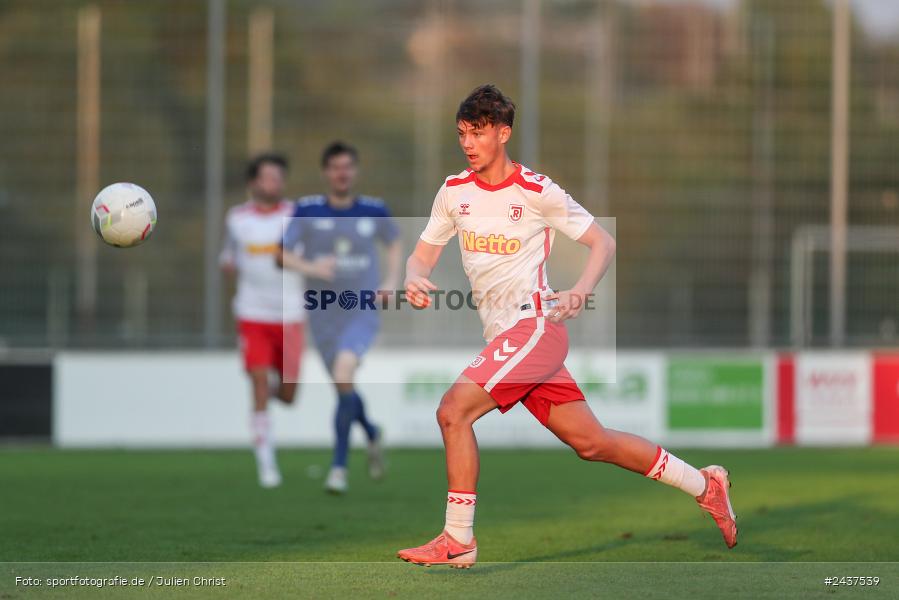 Sepp-Endres-Sportanlage, Würzburg, 18.09.2024, sport, action, BFV, Fussball, 4. Spieltag, Nachholspieltag, Bayernliga Nord, SSV, WFV, SSV Jahn Regensburg II (U21), Würzburger FV 04 - Bild-ID: 2437539