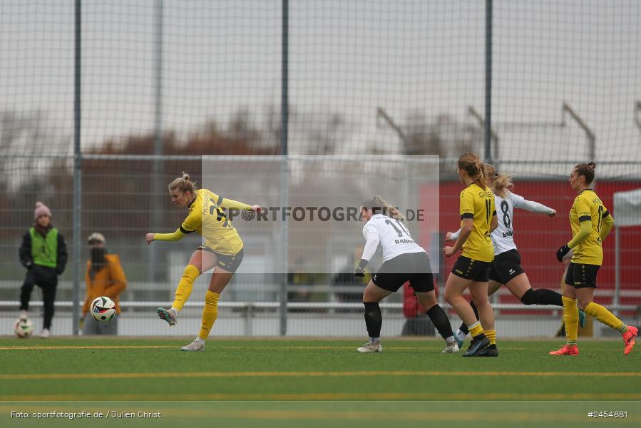 sport, action, Sportanlage Buchschwabacher Strasse 32, SV67, SV 67 Weinberg, SCS, SC Sand, Roßtal, Fussball, DFB, 2. Frauen-Bundesliga, 17.11.2024, 11. Spieltag - Bild-ID: 2454881