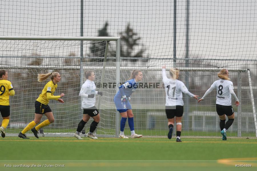 sport, action, Sportanlage Buchschwabacher Strasse 32, SV67, SV 67 Weinberg, SCS, SC Sand, Roßtal, Fussball, DFB, 2. Frauen-Bundesliga, 17.11.2024, 11. Spieltag - Bild-ID: 2454889