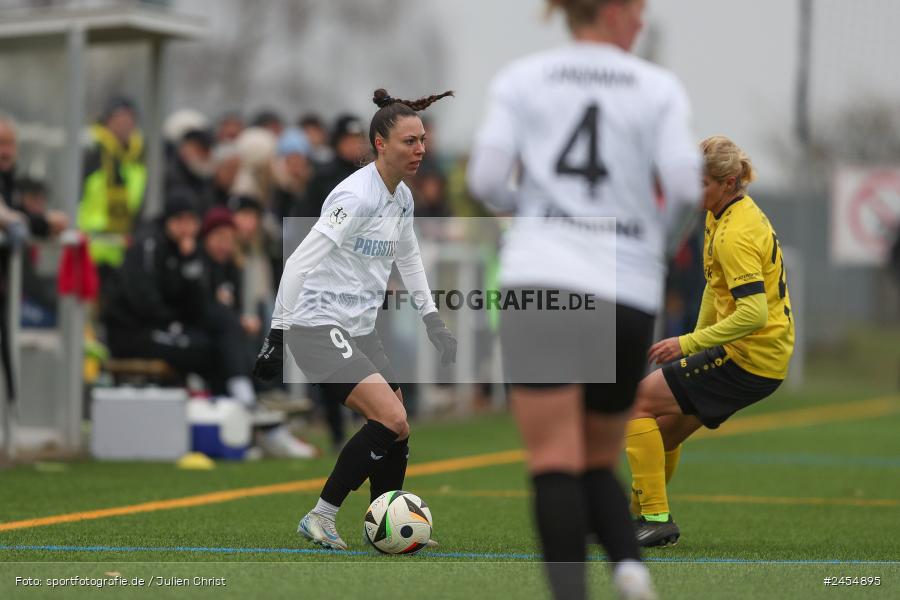 sport, action, Sportanlage Buchschwabacher Strasse 32, SV67, SV 67 Weinberg, SCS, SC Sand, Roßtal, Fussball, DFB, 2. Frauen-Bundesliga, 17.11.2024, 11. Spieltag - Bild-ID: 2454895