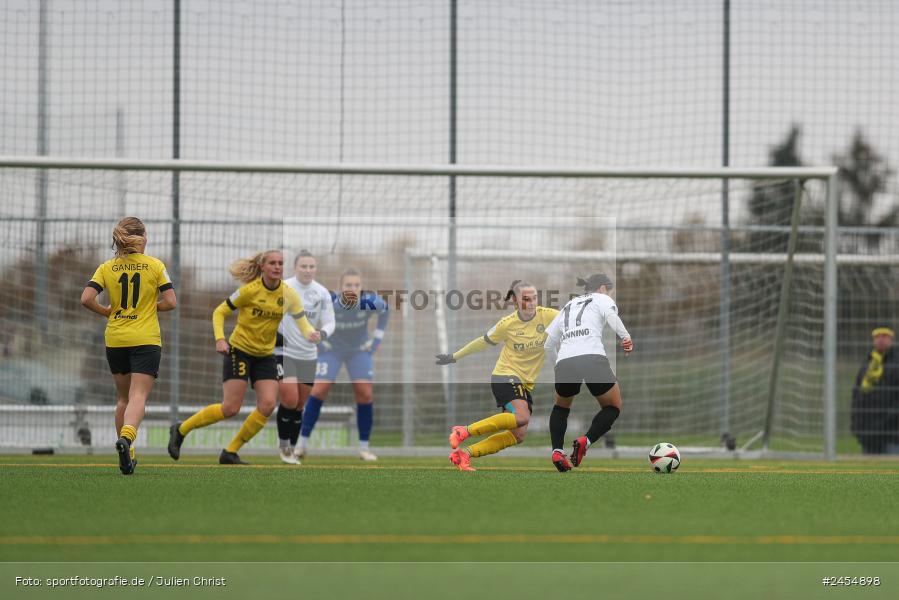 sport, action, Sportanlage Buchschwabacher Strasse 32, SV67, SV 67 Weinberg, SCS, SC Sand, Roßtal, Fussball, DFB, 2. Frauen-Bundesliga, 17.11.2024, 11. Spieltag - Bild-ID: 2454898