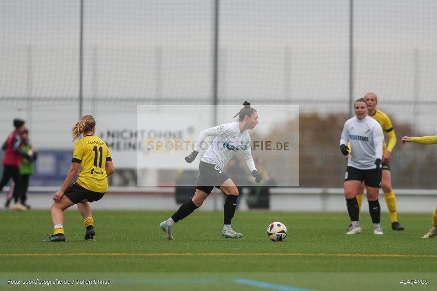 sport, action, Sportanlage Buchschwabacher Strasse 32, SV67, SV 67 Weinberg, SCS, SC Sand, Roßtal, Fussball, DFB, 2. Frauen-Bundesliga, 17.11.2024, 11. Spieltag - Bild-ID: 2454906
