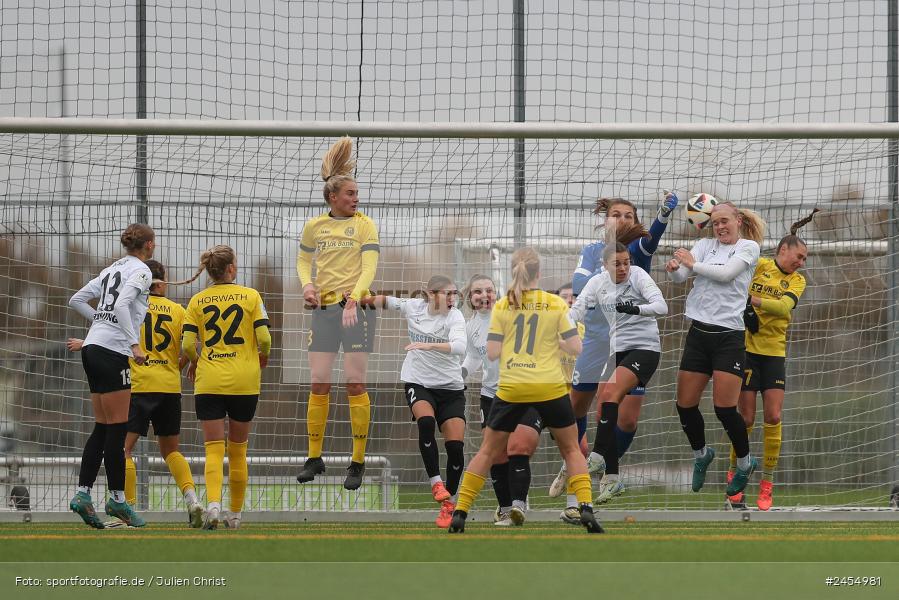 sport, action, Sportanlage Buchschwabacher Strasse 32, SV67, SV 67 Weinberg, SCS, SC Sand, Roßtal, Fussball, DFB, 2. Frauen-Bundesliga, 17.11.2024, 11. Spieltag - Bild-ID: 2454981