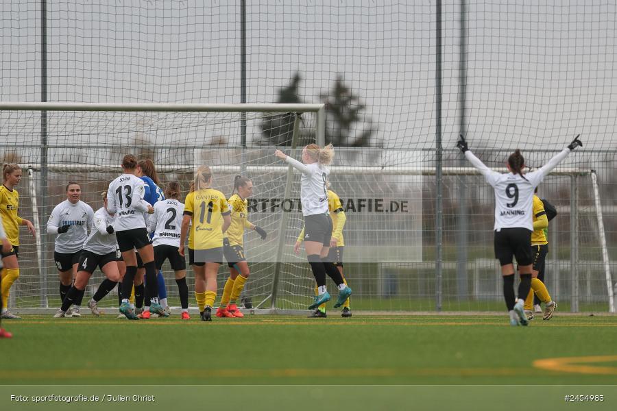 sport, action, Sportanlage Buchschwabacher Strasse 32, SV67, SV 67 Weinberg, SCS, SC Sand, Roßtal, Fussball, DFB, 2. Frauen-Bundesliga, 17.11.2024, 11. Spieltag - Bild-ID: 2454983