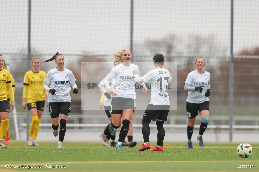 sport, action, Sportanlage Buchschwabacher Strasse 32, SV67, SV 67 Weinberg, SCS, SC Sand, Roßtal, Fussball, DFB, 2. Frauen-Bundesliga, 17.11.2024, 11. Spieltag - Bild-ID: 2454989