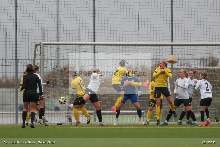 sport, action, Sportanlage Buchschwabacher Strasse 32, SV67, SV 67 Weinberg, SCS, SC Sand, Roßtal, Fussball, DFB, 2. Frauen-Bundesliga, 17.11.2024, 11. Spieltag - Bild-ID: 2455018