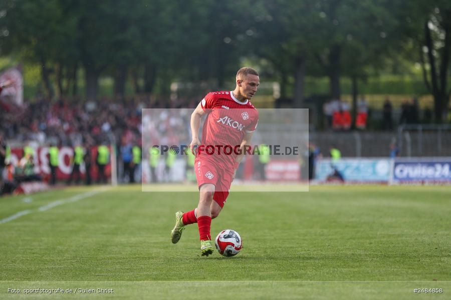 sport, action, Willy Sachs Stadion, Schweinfurt, Regionalliga Bayern, Fussball, FWK, FCS, FC Würzburger Kickers, BFV, 32. Spieltag, 1. FC Schweinfurt 1905, 02.05.2025 - Bild-ID: 2484858