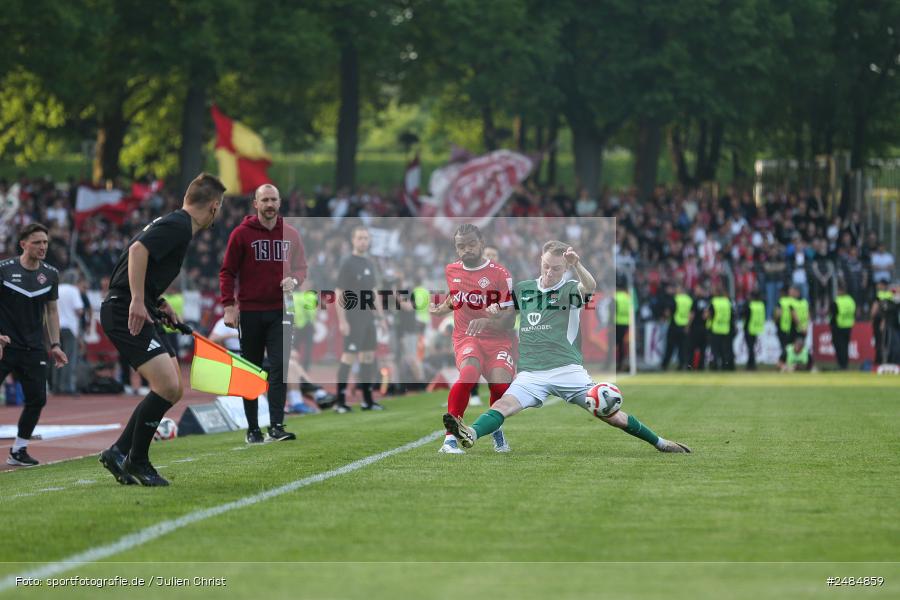 sport, action, Willy Sachs Stadion, Schweinfurt, Regionalliga Bayern, Fussball, FWK, FCS, FC Würzburger Kickers, BFV, 32. Spieltag, 1. FC Schweinfurt 1905, 02.05.2025 - Bild-ID: 2484859