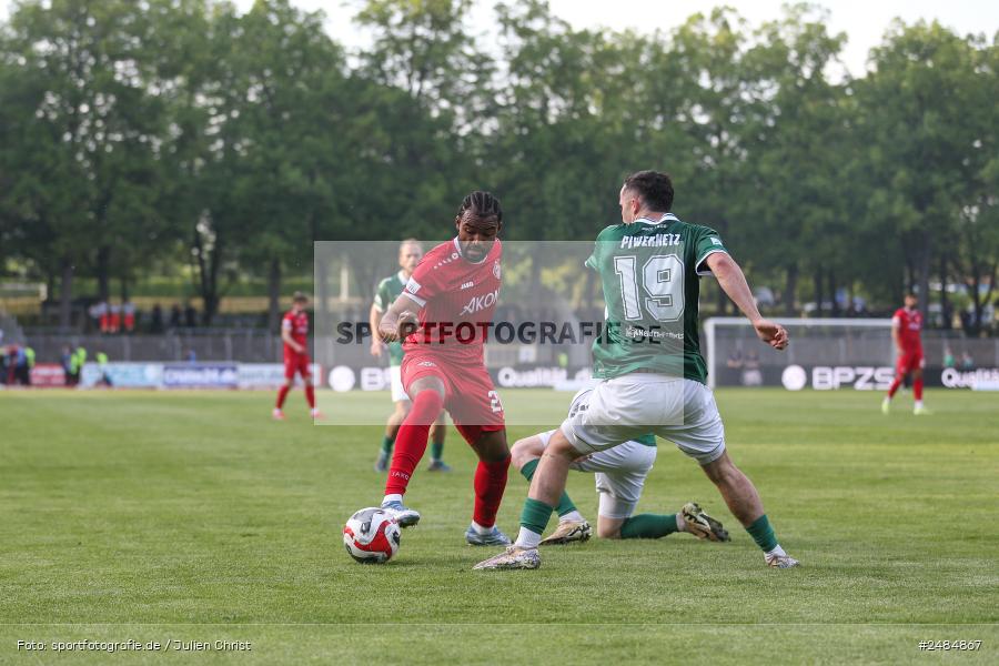 sport, action, Willy Sachs Stadion, Schweinfurt, Regionalliga Bayern, Fussball, FWK, FCS, FC Würzburger Kickers, BFV, 32. Spieltag, 1. FC Schweinfurt 1905, 02.05.2025 - Bild-ID: 2484867