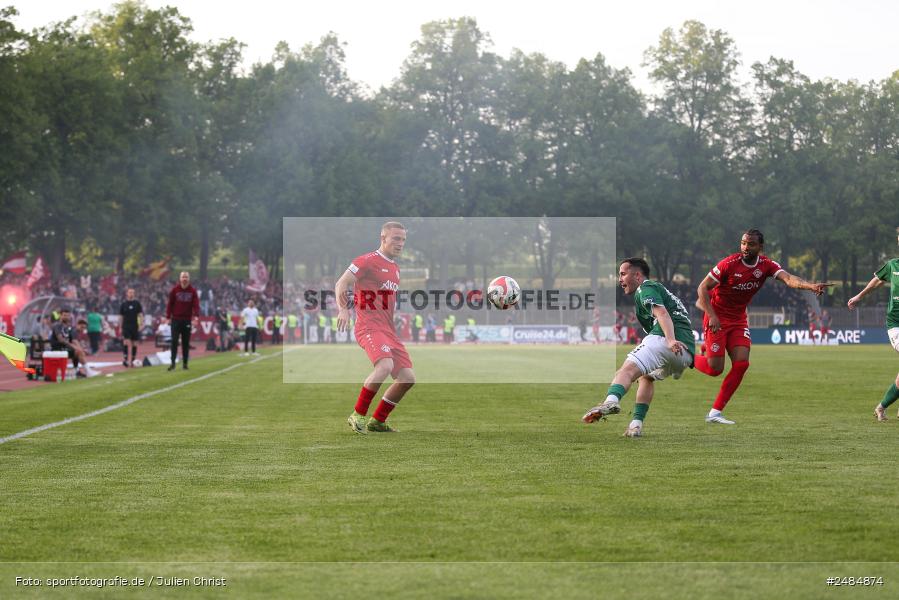 sport, action, Willy Sachs Stadion, Schweinfurt, Regionalliga Bayern, Fussball, FWK, FCS, FC Würzburger Kickers, BFV, 32. Spieltag, 1. FC Schweinfurt 1905, 02.05.2025 - Bild-ID: 2484874