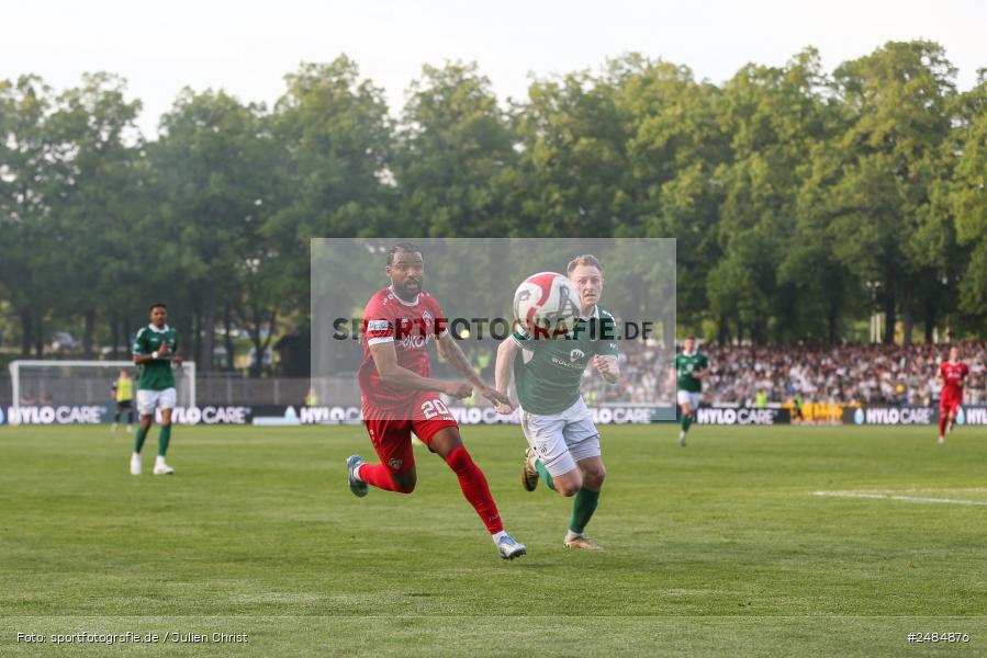 sport, action, Willy Sachs Stadion, Schweinfurt, Regionalliga Bayern, Fussball, FWK, FCS, FC Würzburger Kickers, BFV, 32. Spieltag, 1. FC Schweinfurt 1905, 02.05.2025 - Bild-ID: 2484876