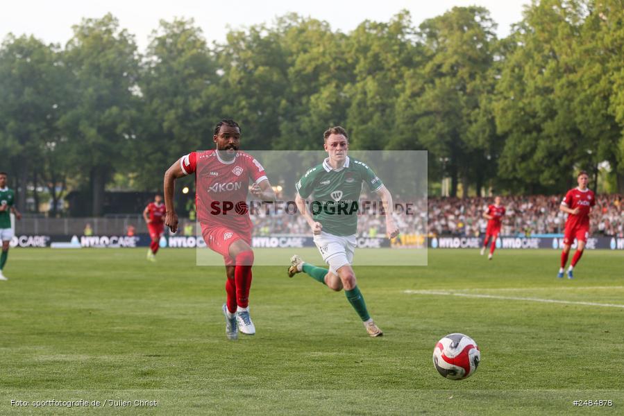 sport, action, Willy Sachs Stadion, Schweinfurt, Regionalliga Bayern, Fussball, FWK, FCS, FC Würzburger Kickers, BFV, 32. Spieltag, 1. FC Schweinfurt 1905, 02.05.2025 - Bild-ID: 2484878