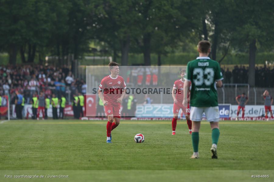 sport, action, Willy Sachs Stadion, Schweinfurt, Regionalliga Bayern, Fussball, FWK, FCS, FC Würzburger Kickers, BFV, 32. Spieltag, 1. FC Schweinfurt 1905, 02.05.2025 - Bild-ID: 2484885